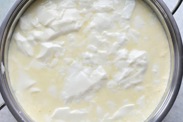Stap koken cottage kaas, zuurdesem melk in een steelpan — Stockfoto