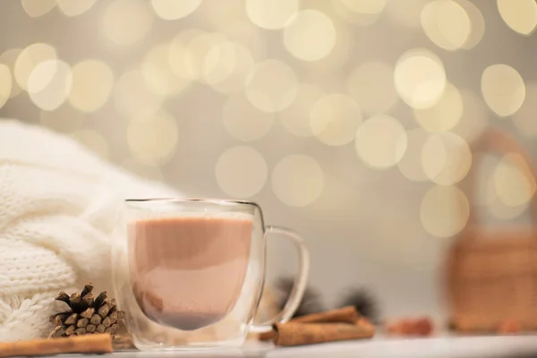 Прозрачный чашка теплого какао на золотом боке фоне, свитера. Рождественский напиток, праздничное настроение — стоковое фото