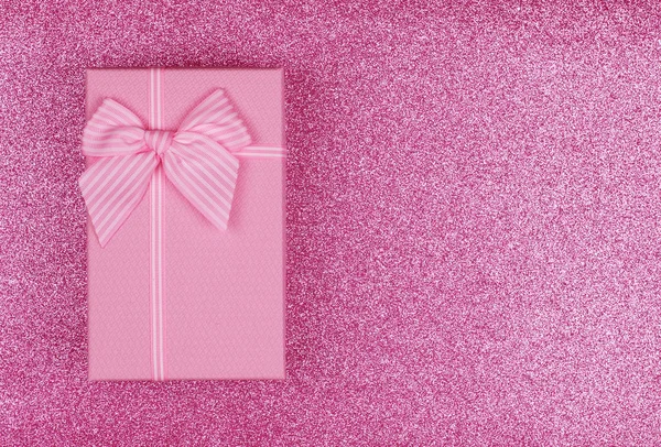 분홍색 직사각 형 선물 상자에 분홍색 리본 이 있습니다. 3 월 8 일, 발렌타인데이 생일 선물. 위에서 본 모습. 복사 공간 — 스톡 사진