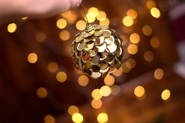 金制玩具圣诞球装饰品的布景- -在地堡上的布景 — 图库照片