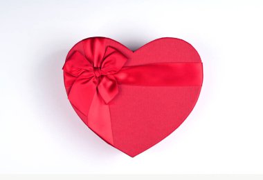 Kırmızı hediye kutusu şeklinde kırmızı kurdele beyaz arka planda, hediye konsepti sevgililer günü, top wiev, kopya alanı