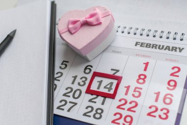 14 Şubat için hazırlık, planlayıcı, takvim, pembe hediye kutusu