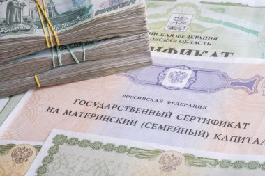 Shchelkovo, Rusya - 27.02.20: Ana sermaye belgeleri ve bir tomar para, Rusya 'daki çocuklar için ödeme