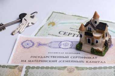 Shchelkovo, Rusya - 27.02.20: Ana sermaye belgeleri ve bir evin anahtarı, Rusya 'daki çocuklar için ödeme