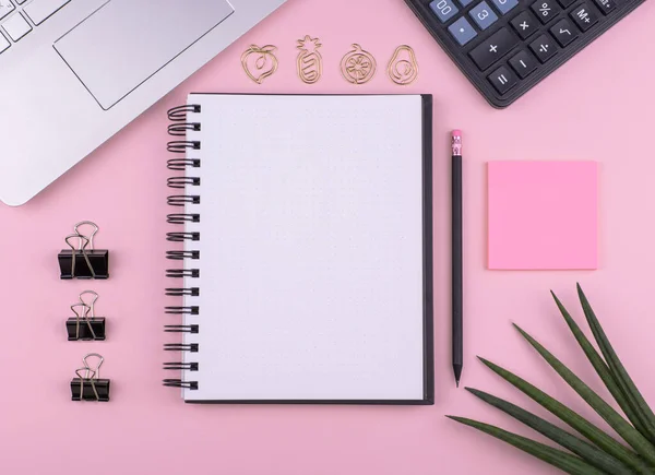Oficina en el hogar, papelería, bloc de notas, computadora, calculadora de flores sobre fondo rosa, espacio para copiar — Foto de Stock
