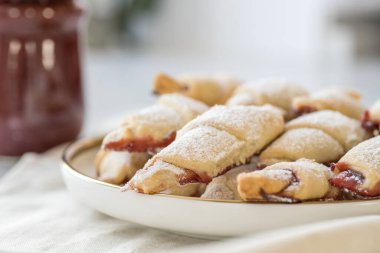 Tarif çizimlerinde kullanılmak üzere reçelli hazır kokulu kurabiyeler..