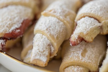 Tarif çizimlerinde kullanılmak üzere reçelli hazır kokulu kurabiyeler. Makro