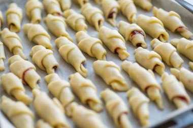 Adım adım çörekler için reçelli kruvasan hazırlama talimatları. Dördüncü adım makro