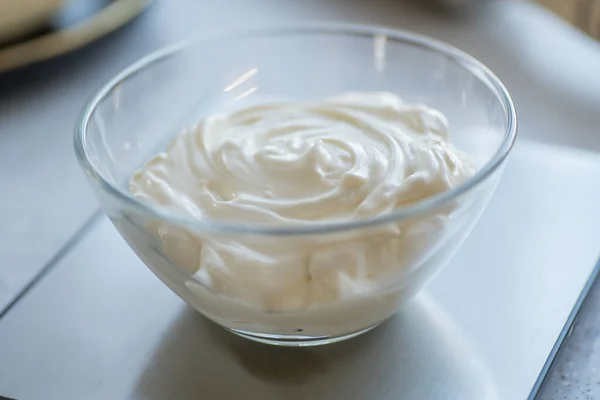 Schritt-für-Schritt-Anleitung zur Herstellung von Bagel-Cookies. Kapazität mit saurer Sahne auf der Waage, Schritt 1 — Stockfoto