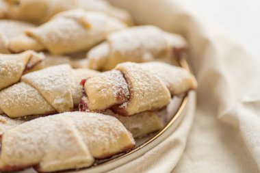 Tarif çizimlerinde kullanılmak üzere reçelli hazır kokulu kurabiyeler..