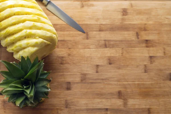 Ripe perfectly peeled pineapple, on a wooden background, space for text — Stock Photo, Image