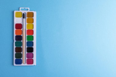 Üzerinde bal rengi suluboya ve mavi arkaplan fırçası olan dikdörtgen kutu paleti, kopyalama boşluğu