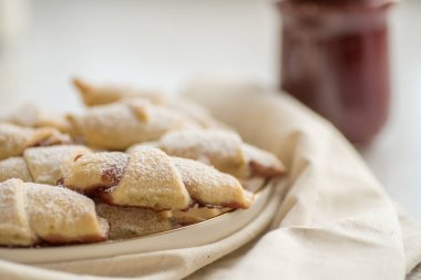 Tarif çizimlerinde kullanılmak üzere reçelli hazır kurabiye simitleri.