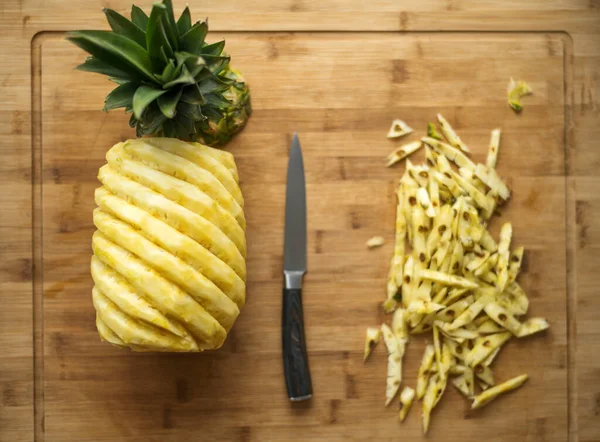 Ripe Perfectly Peeled Pineapple Wooden Background — Stock Photo, Image