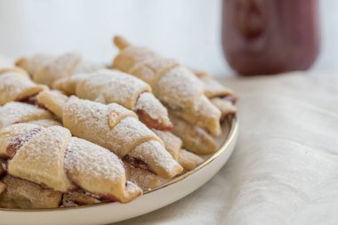 Tarif çizimlerinde kullanılmak üzere reçelli hazır kurabiye simitleri.