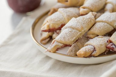 Tarif çizimlerinde kullanılmak üzere reçelli hazır kurabiye simitleri.