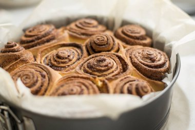 Taze rulo ve tarçın şeklinde. Lezzetli hamur işleri.