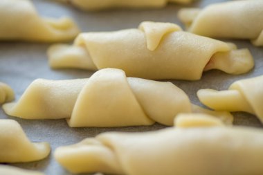 Adım adım çörekler için reçelli kruvasan hazırlama talimatları. 4. Adım