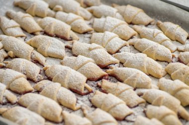 Tarif illüstrasyonlarında kullanılmak üzere simitli kurabiye yapmak için adım adım talimatlar. Hamur pişirmek için