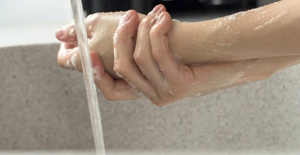 Lavagem Mãos Com Sabão Sob Guindaste Com Água — Fotografia de Stock
