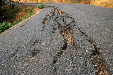 Çatlak asfalt yol.