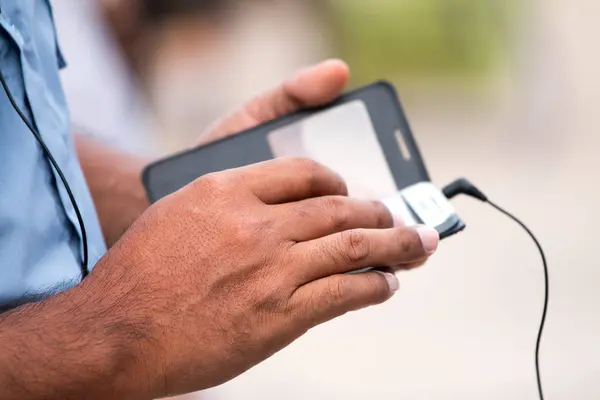 Uomo che utilizza il telefono cellulare — Foto Stock