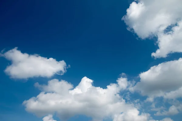 Weiße Wolken am blauen Himmel — Stockfoto