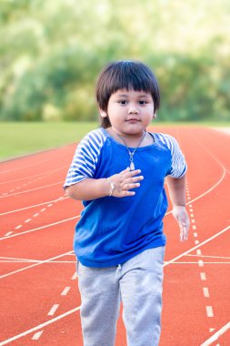 Yumuşak ve Hareket Bulanıklığı çocuk çalışan.