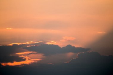 bulutlar gökyüzü akşam üzerinde