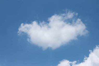 Gökyüzündeki beyaz bulutlar