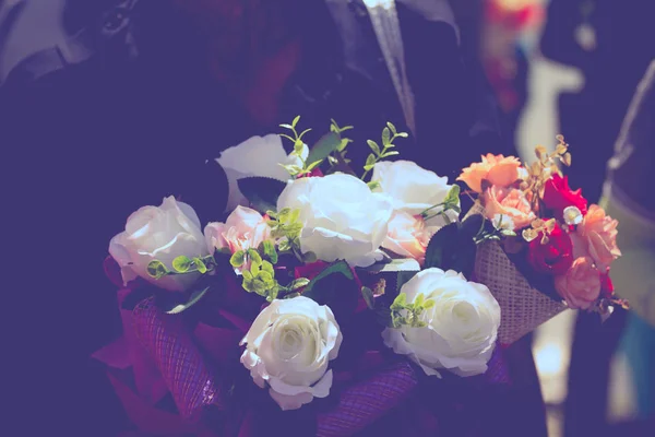 Mazzo di fiori in mano — Foto Stock
