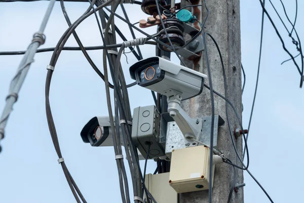 CCTV-camera's op palen — Stockfoto