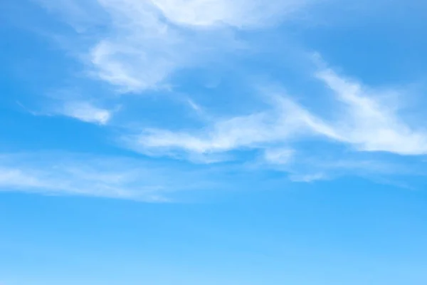 Gökyüzündeki beyaz bulutlar