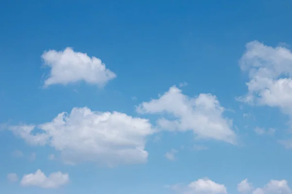 Nuvens brancas no céu — Fotografia de Stock