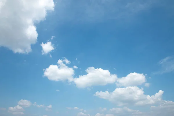 Gökyüzündeki beyaz bulutlar