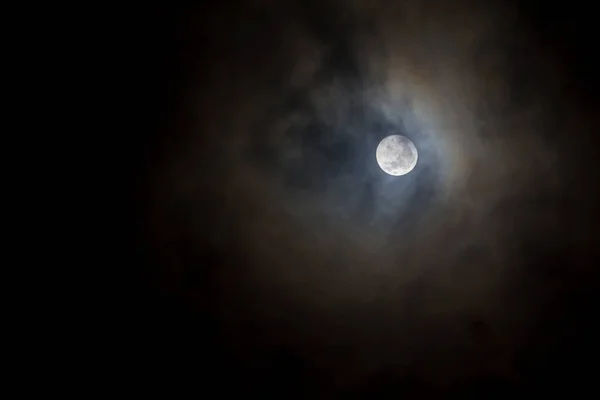 Moon and clouds at night. — Stock Photo, Image