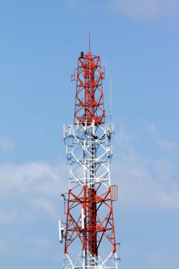 Güneş ışığı kullanılan telefon yayınlar ve iletişim ile telekomünikasyon Kulesi.