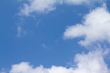 Gökyüzünde, gökyüzü arka plan beyaz bulutlar.