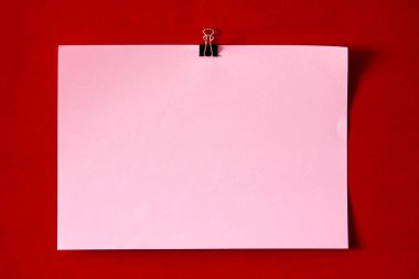 Pembe kağıt üzerinde kırmızı friz kumaş bez doku arka plan.