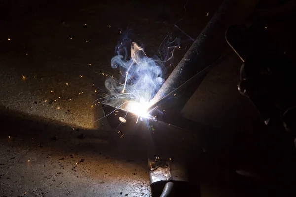 焊接钢工人的火花 — 图库照片