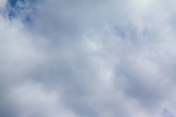 空の背景の空に白い雲 — ストック写真