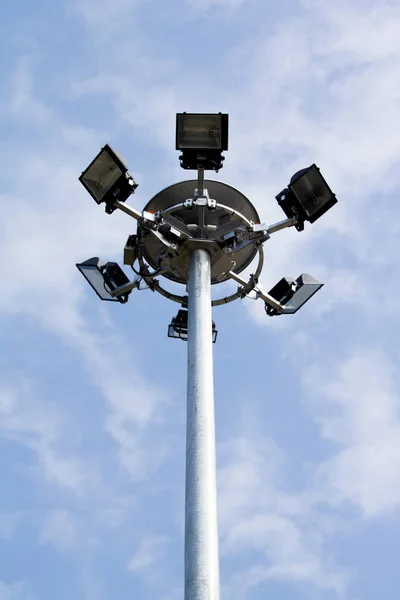 Pijler Schijnwerpers Hemelachtergrond — Stockfoto