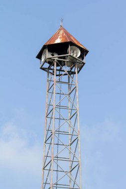 Gökyüzü arka plan üzerinde hoparlör Kulesi.