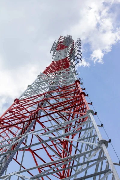 数字电视传输塔和天空背景 — 图库照片
