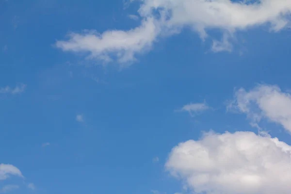 Witte wolken in de lucht — Stockfoto