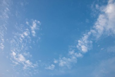 bulutlar gökyüzü sabahları üzerinde.