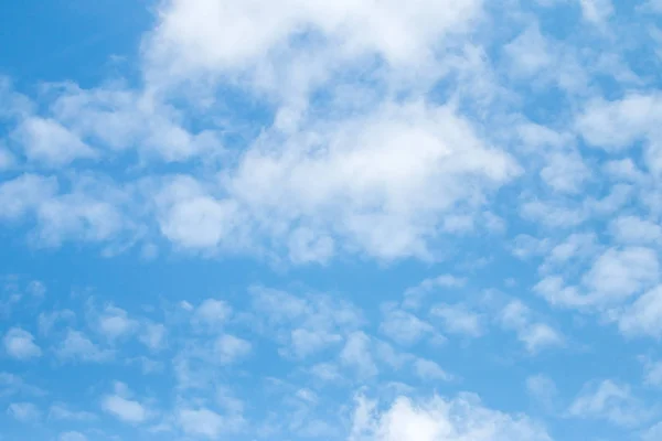 Witte wolken in de lucht — Stockfoto