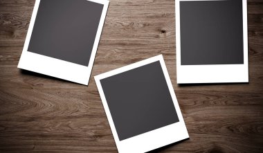 Ahşap arka plan üzerinde fotoğraf çerçeveleri