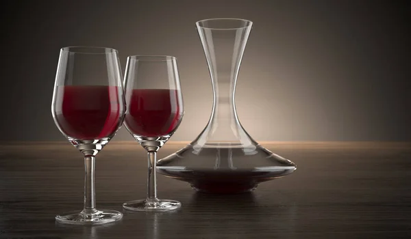Decantador e dois copos de vinho na superfície de madeira — Fotografia de Stock