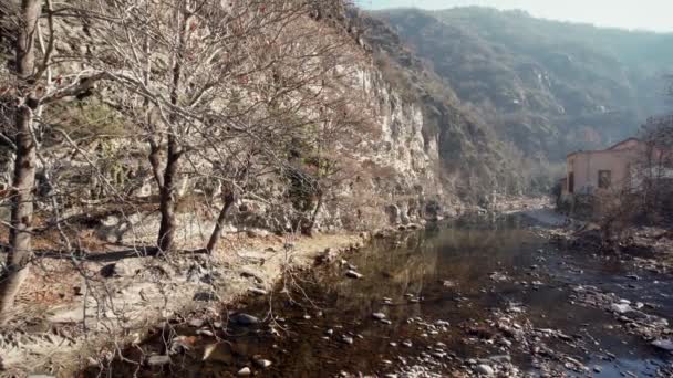 Vista Soleada Del Día Sobre Río Rocoso Con Agua Que — Vídeos de Stock